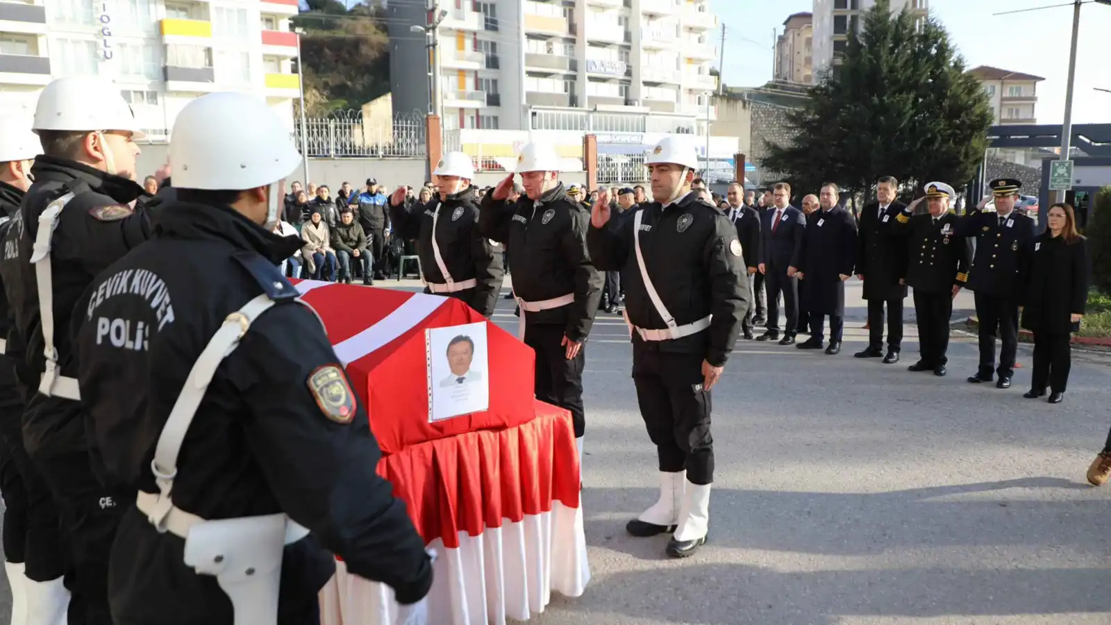 بعد خدمة 32 عاماً.. مصرع رجل أمن في يوم وداع زملاء العمل (فيديو)