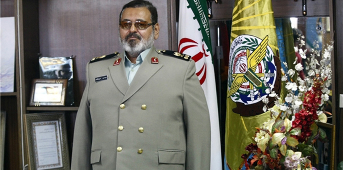 لماذا عزلت إيران الطبيب البيطري الذي قاد قواتها المسلحة 27 عامًا؟