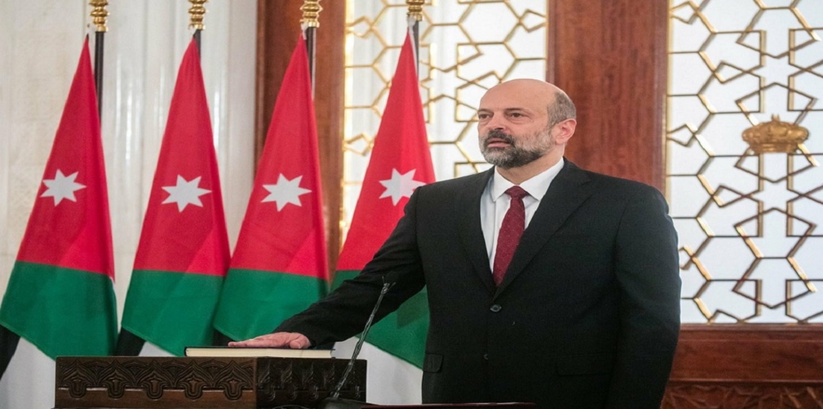 الأردن.. عمر الرزاز يعلن عزمه سحب مشروع "ضريبة الدخل" المثير للجدل