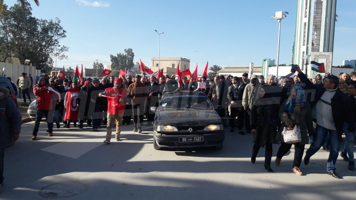 بالتزامن مع الإضراب.. المسيرات تعم تونس وسط دعوات لإقالة حكومة الشاهد (صور)