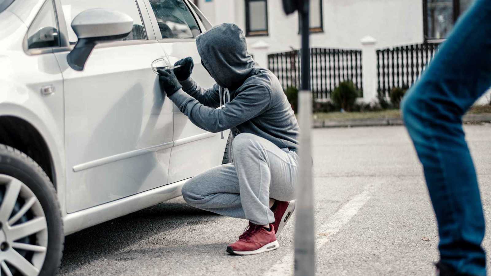 لص يرفع دعوى ضد متجر أفشل محاولته لسرقة سيارة