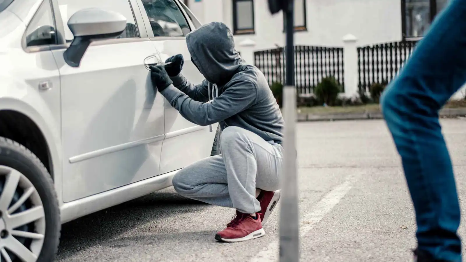 لص يرفع دعوى ضد متجر أفشل محاولته لسرقة سيارة