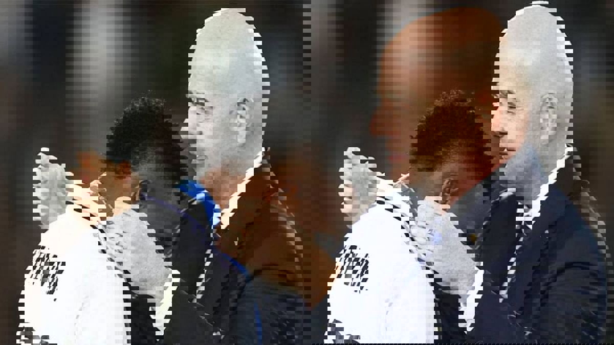 إنفانتينو رئيس الفيفا يدعو لإيقاف أية مباراة حال وقوع حوادث عنصرية