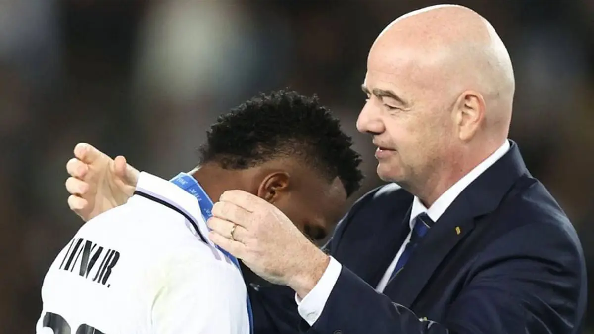 إنفانتينو رئيس الفيفا يدعو لإيقاف أية مباراة حال وقوع حوادث عنصرية