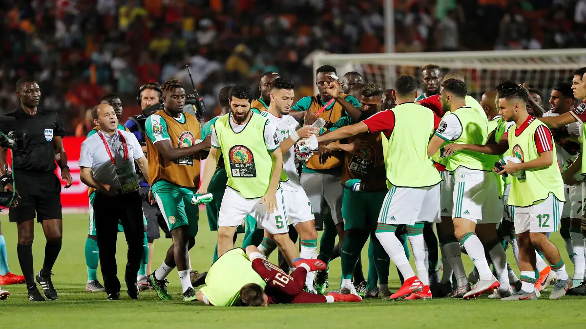 مباراة الجزائر والسنغال.. اشتباكات بين لاعبي الفريقين عقب نهاية الشوط الأول (فيديو)