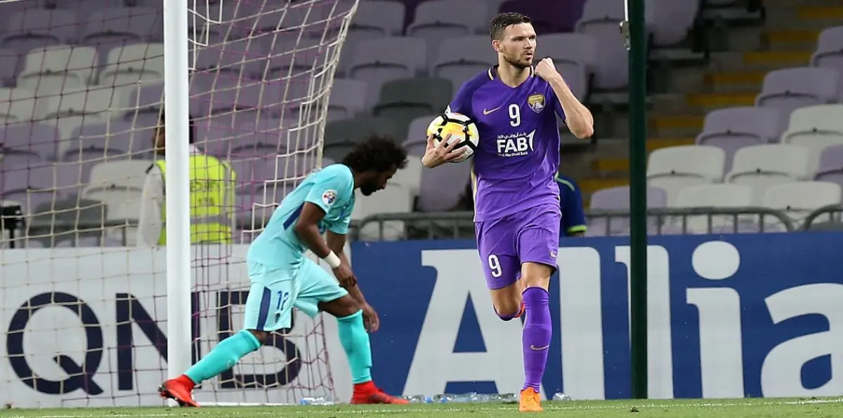 مباراة العين والهلال.. جماهير الزعيم تفتح النار على الحكم الصيني مانينغ