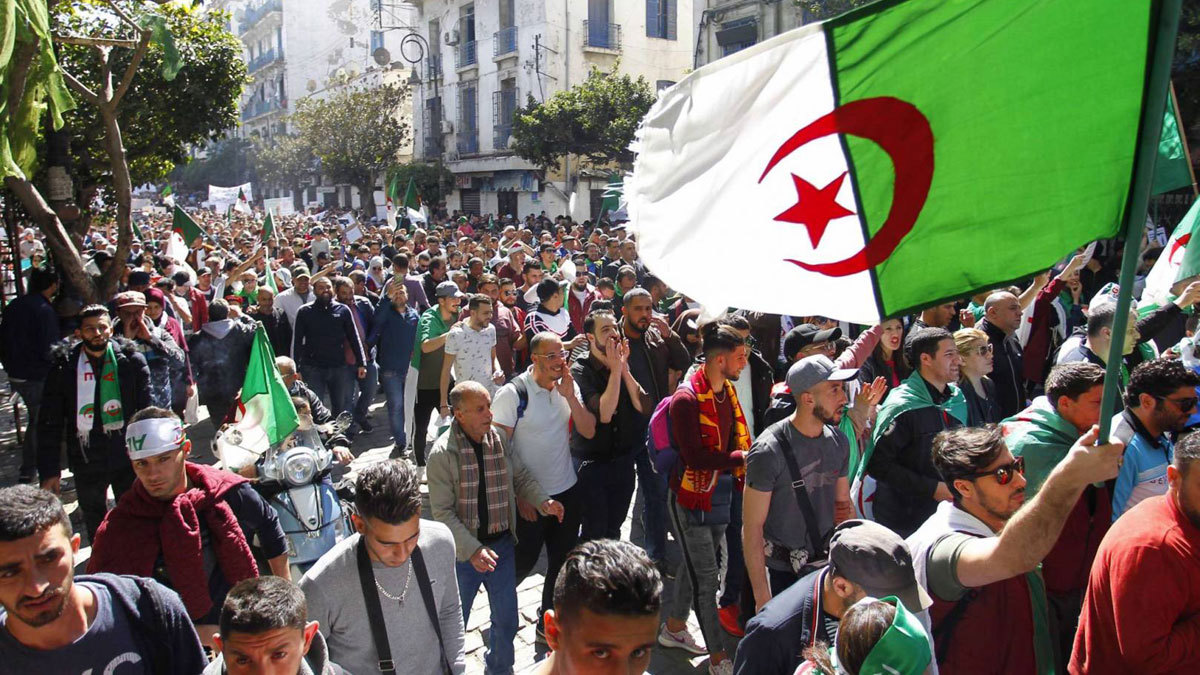 "التنسيقية الوطنية من أجل التغيير" تدعو بوتفليقة للتنحي والجيش لعدم التدخل