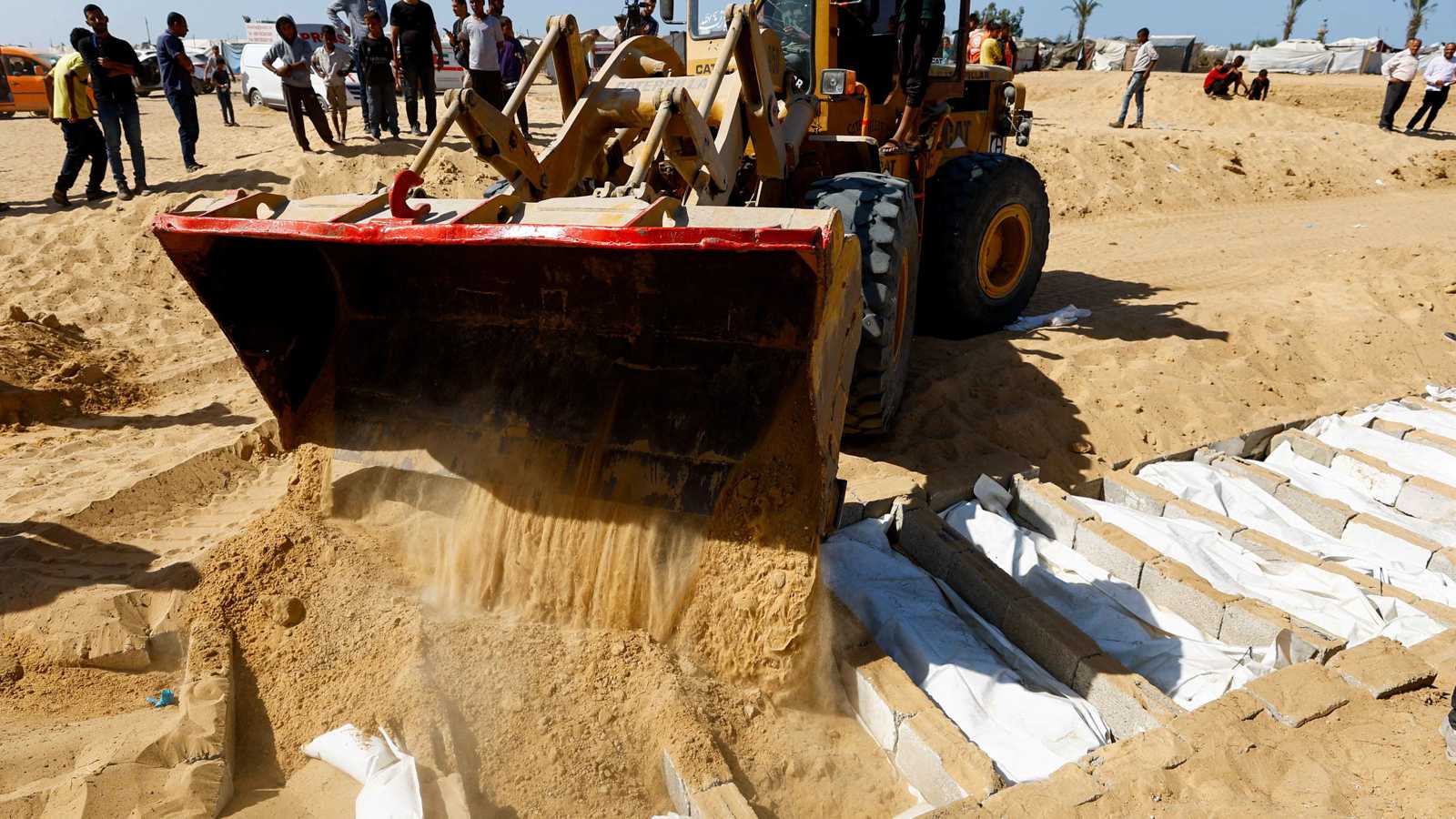 إسرائيل تسلم جثامين 15 فلسطينيا