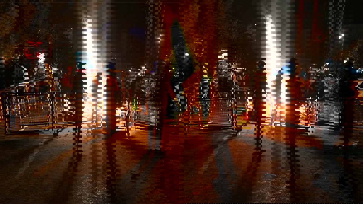 السلطات الإيرانية تشن حملة لقمع المتظاهرين بعدة مدن