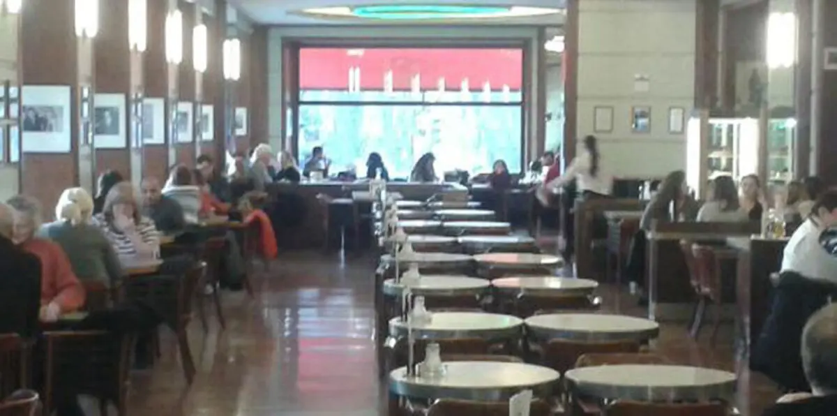 مركز ومقهى يخلدان الجواهري في براغ