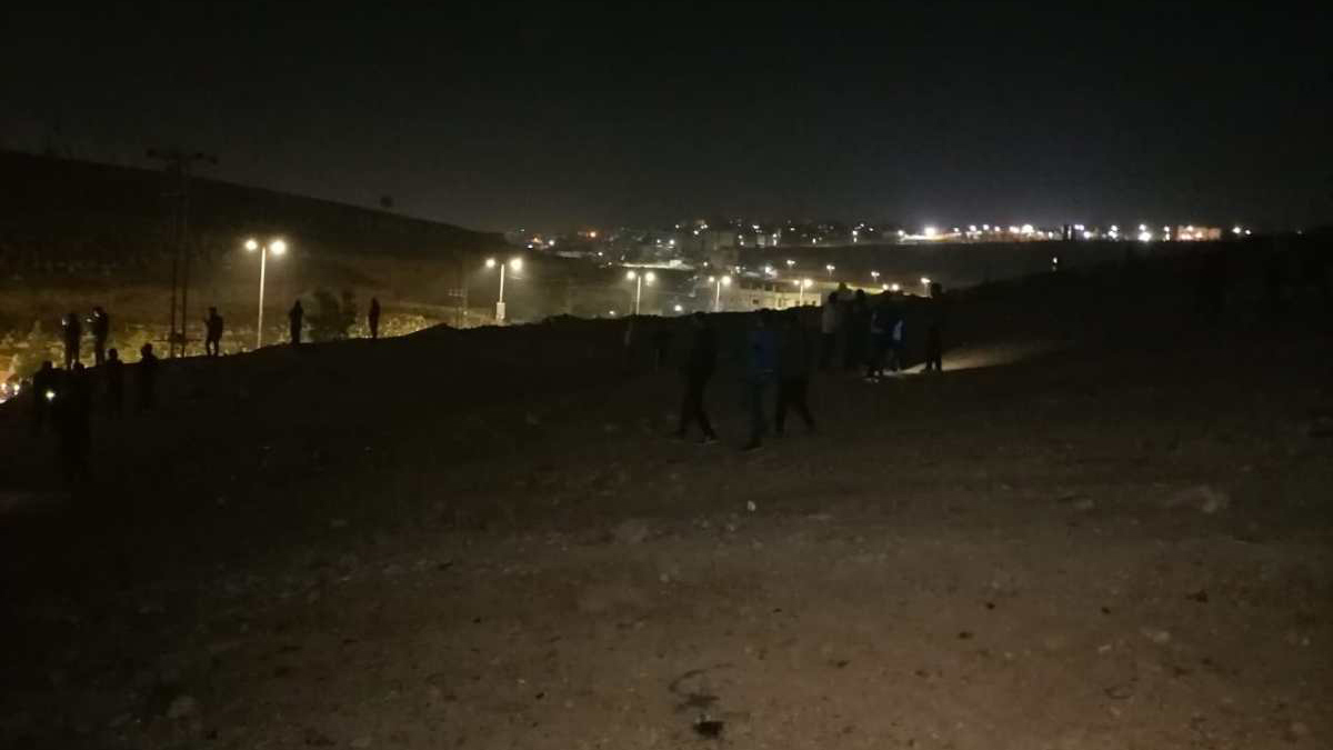 جرف مقبرة في الأردن من أجل فتح شارع.. والأهالي يبحثون عن "الأموات" (فيديو)