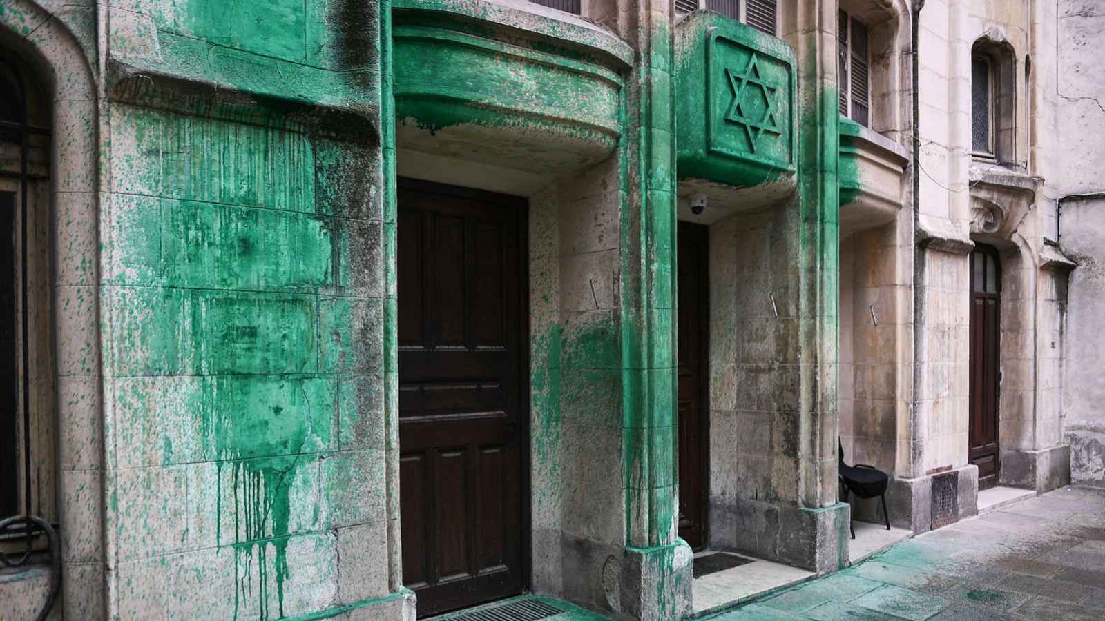 تلطيخ عدد من المنشآت اليهودية في باريس بطلاء أخضر