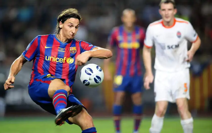 زلاتان إبراهيموفيتش بقميص برشلونة