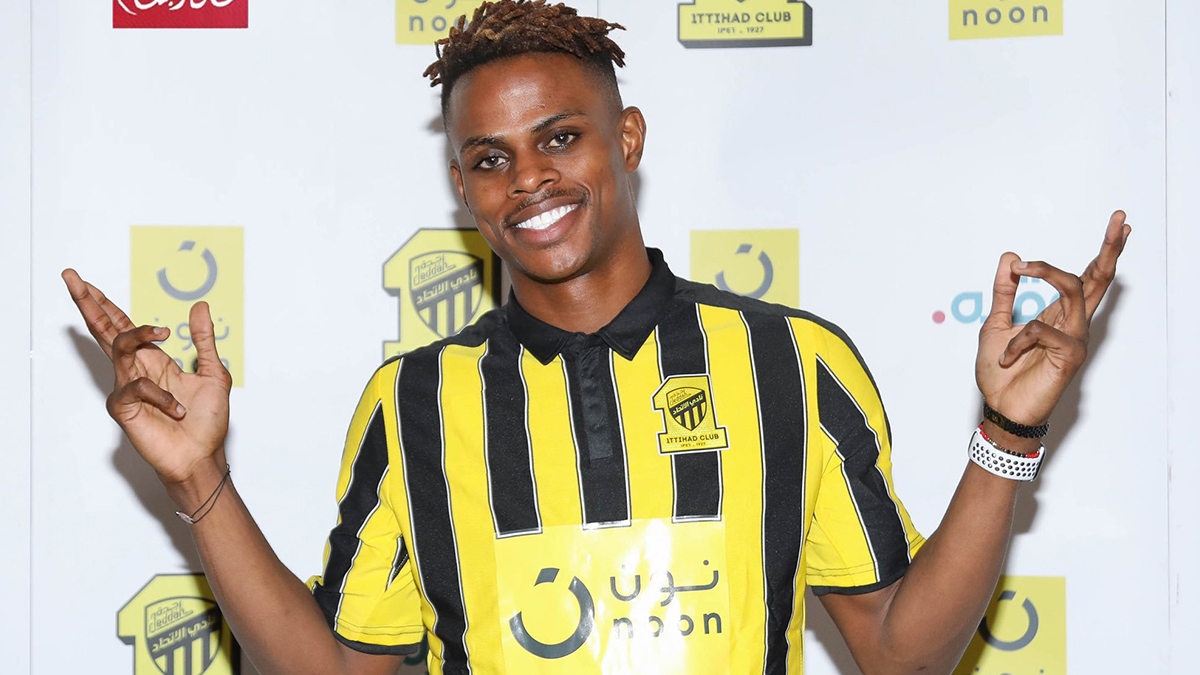 رئيس نادي الاتحاد السعودي يهدي هارون كمارا سيارة "بنتلي" عقب توقيعه رسميًّا (صور)