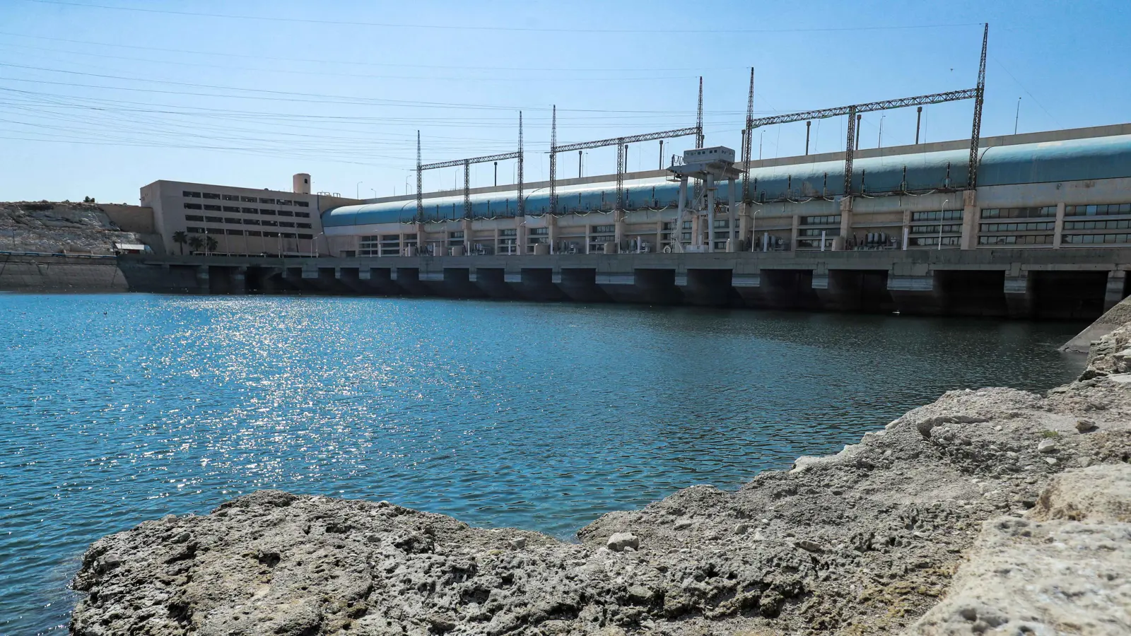 استهدفته فصائل موالية لتركيا.. خروج سد تشرين عن الخدمة (فيديو)