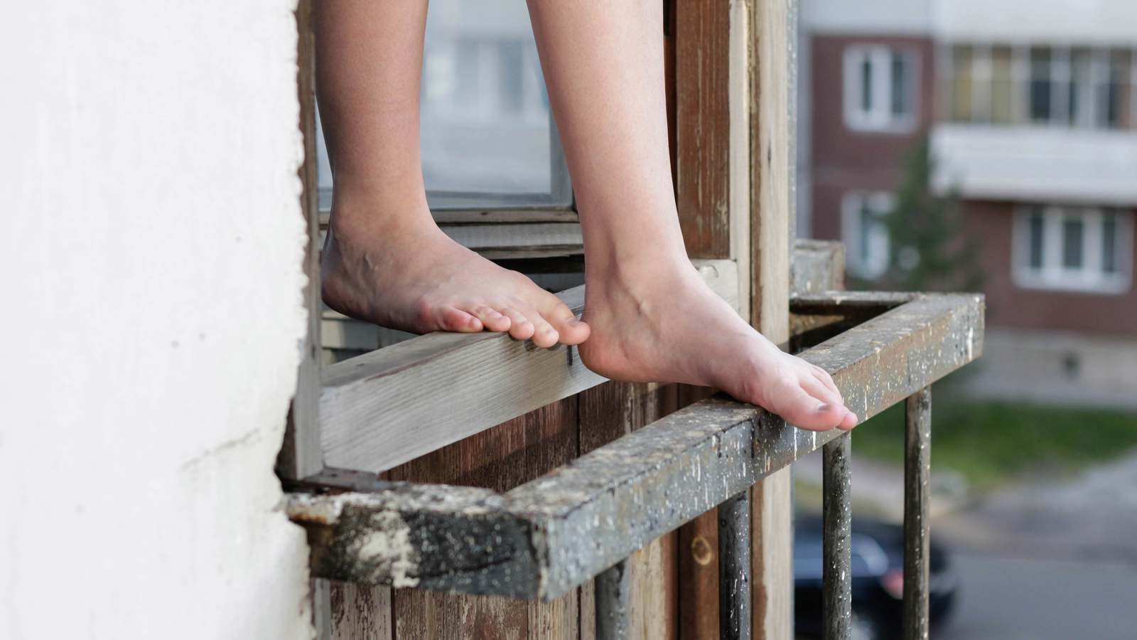 فتاة تنجو بأعجوبة من محاولة انتحار مروعة (فيديو)