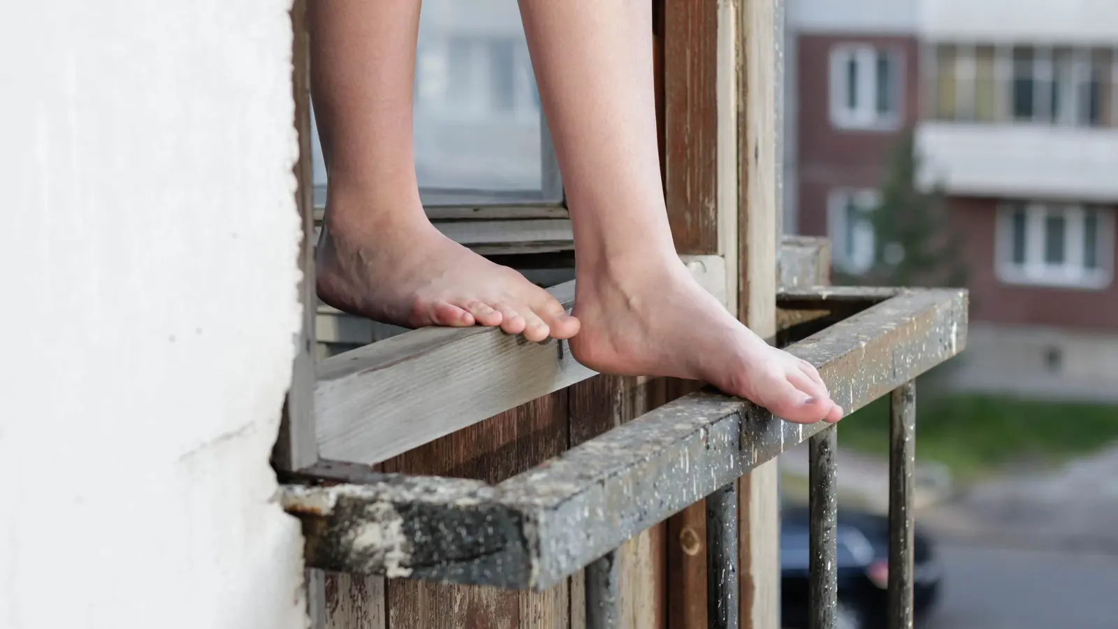 فتاة تنجو بأعجوبة من محاولة انتحار مروعة (فيديو)