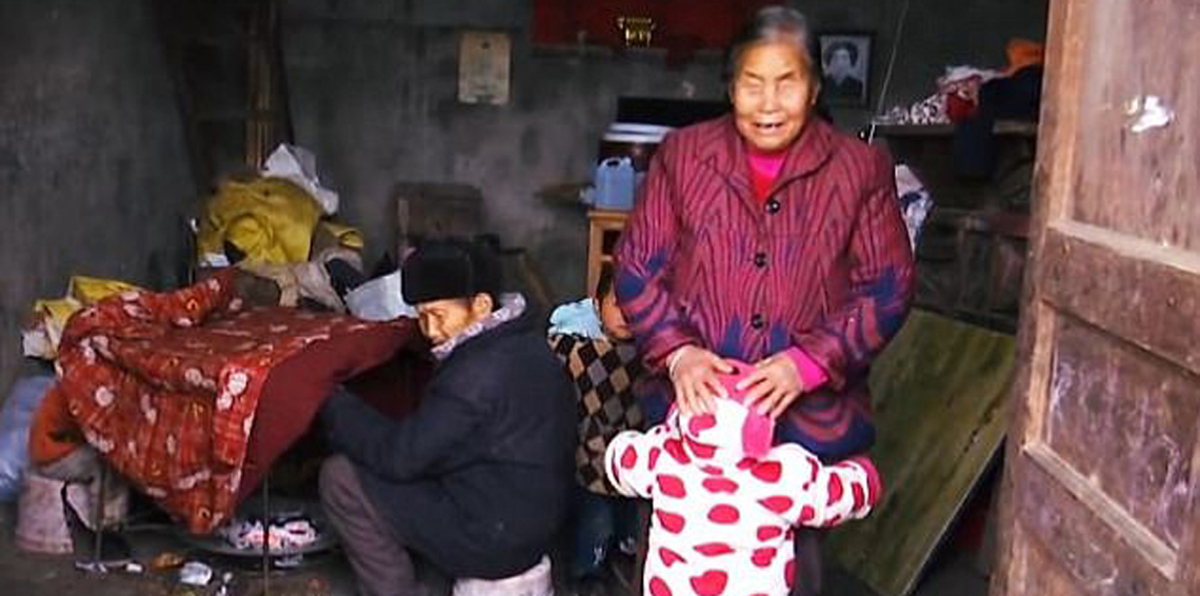 "عمياء" و"أصم" يرعيان 12 طفلًا في الصين (صور)