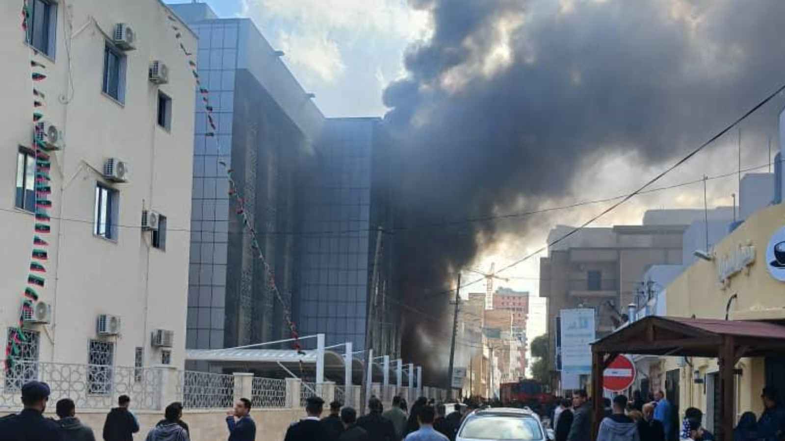 كشف السبب وراء حريق مجمع محاكم مصراتة في ليبيا