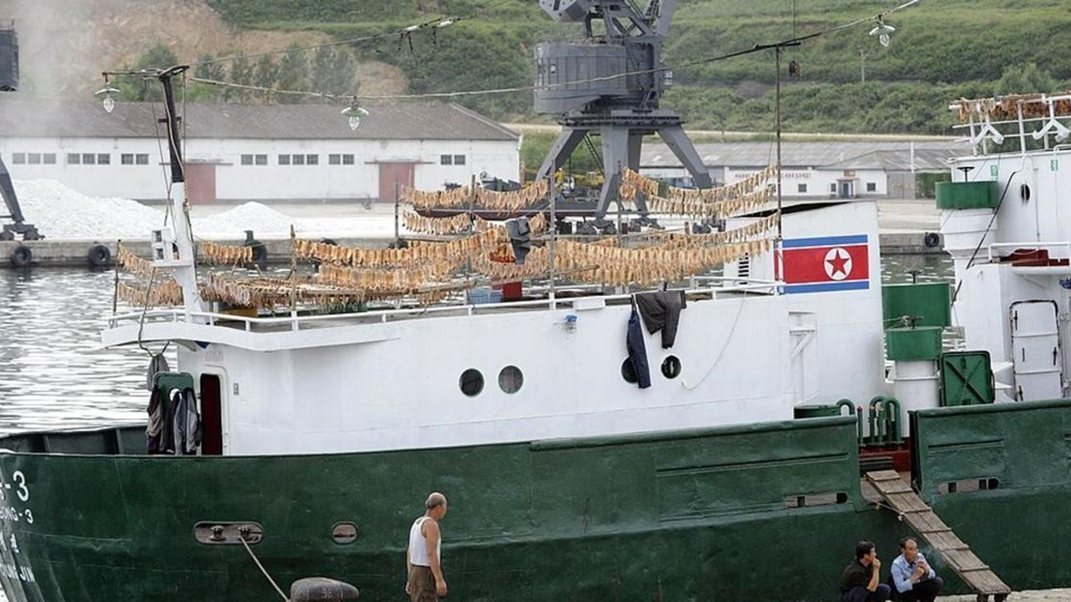 حرس السواحل الياباني ينقذ 10 أفراد من طاقم سفينة صيد كورية شمالية