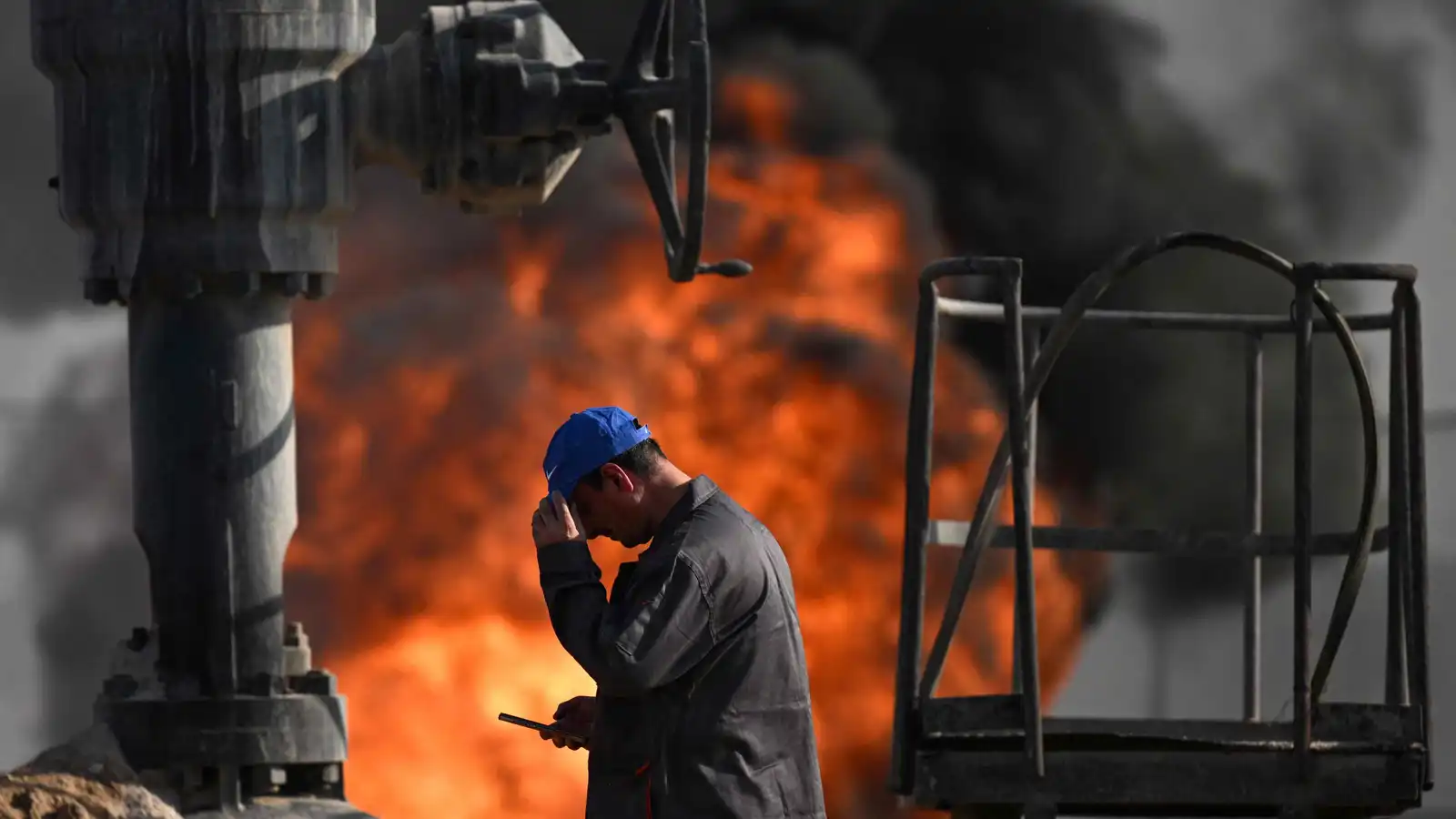 البصرة تحت النار.. مسيّرات تضرب المطار والحقول النفطية وإجلاء خبراء أجانب