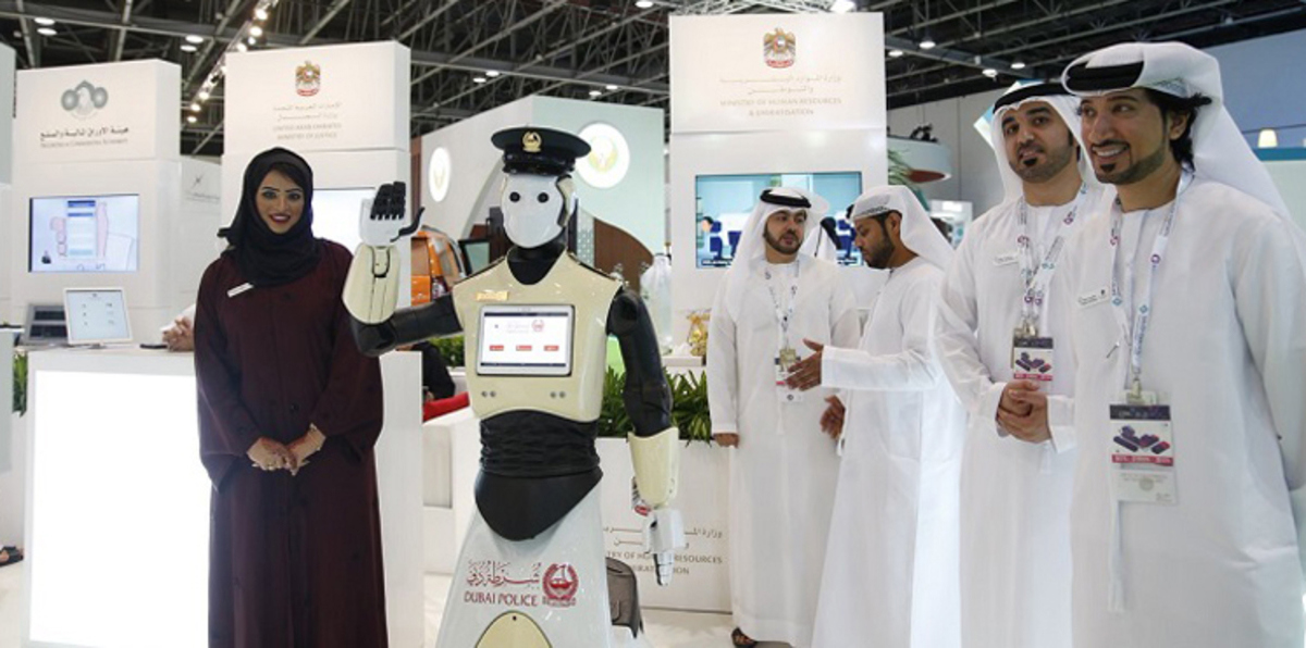 بالفيديو.. شرطة دبي تبهر زوار جيتكس برجُلها الآلي‎