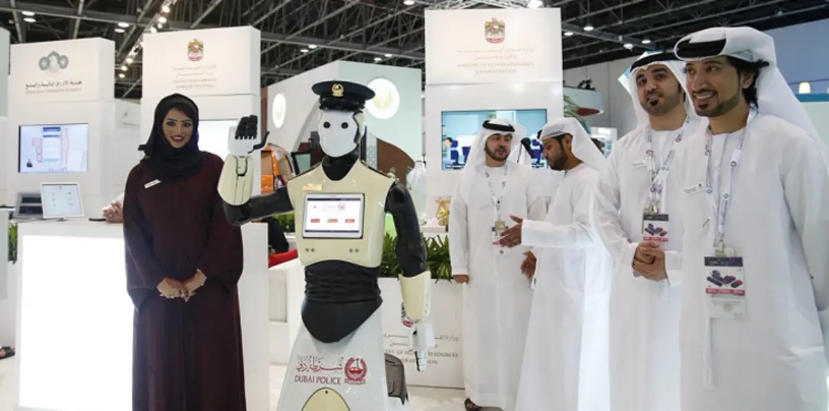 بالفيديو.. شرطة دبي تبهر زوار جيتكس برجُلها الآلي‎