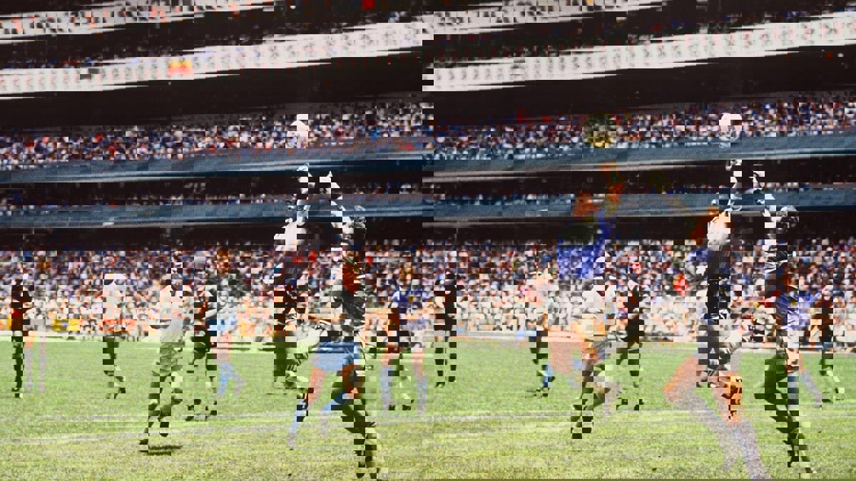 طرح كرة "يد الرب" الخاصة بمارادونا للبيع في مزاد علني 