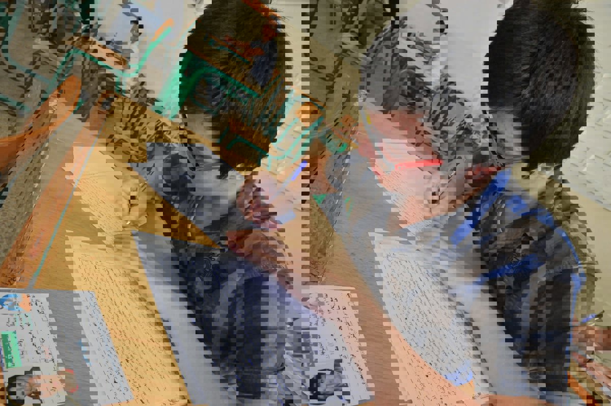 إغماء وبكاء.. امتحان الرياضيات يثير غضب طلاب الثانوية في سوريا (صور)