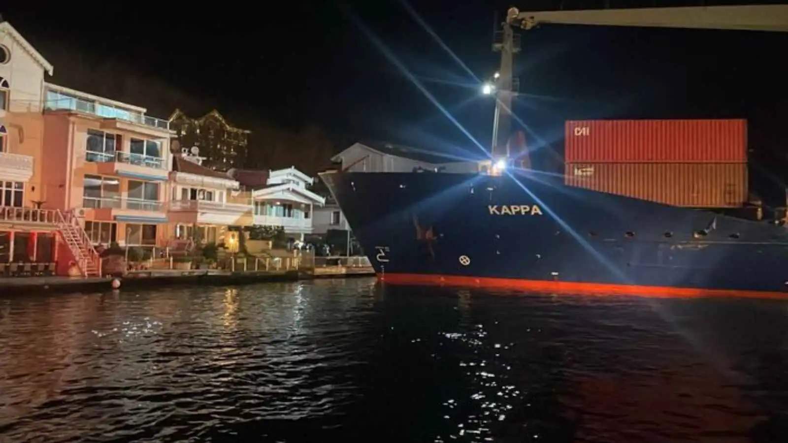 سفينة عملاقة تجنح نحو منزل على البوسفور (فيديو)