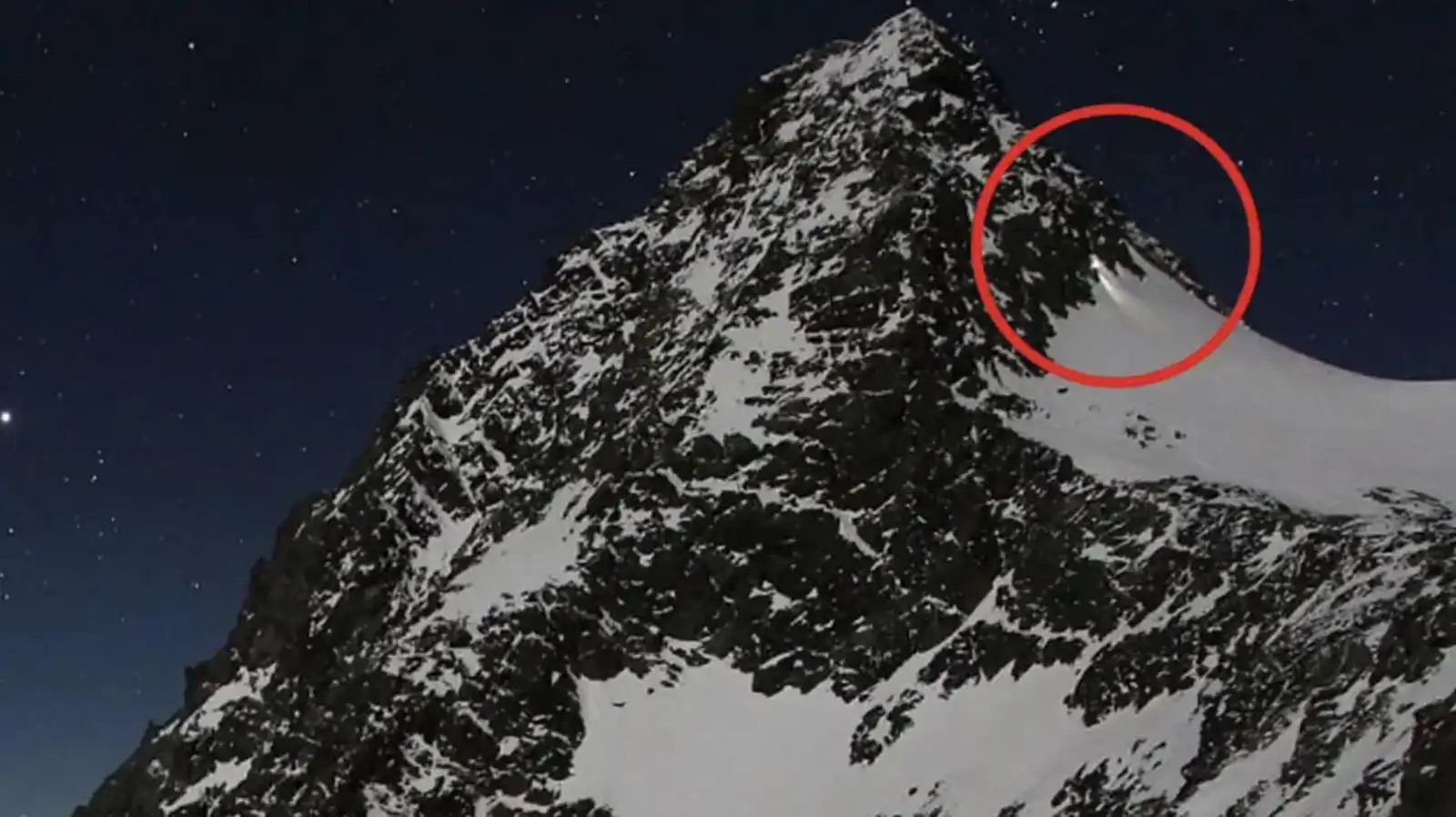 صورة للصديق وهو يحمل مصباحاً يدوياً وينزل من القمة في ظروف عاصفة في الساعات الأولى من صباح يوم 19 يناير 2025