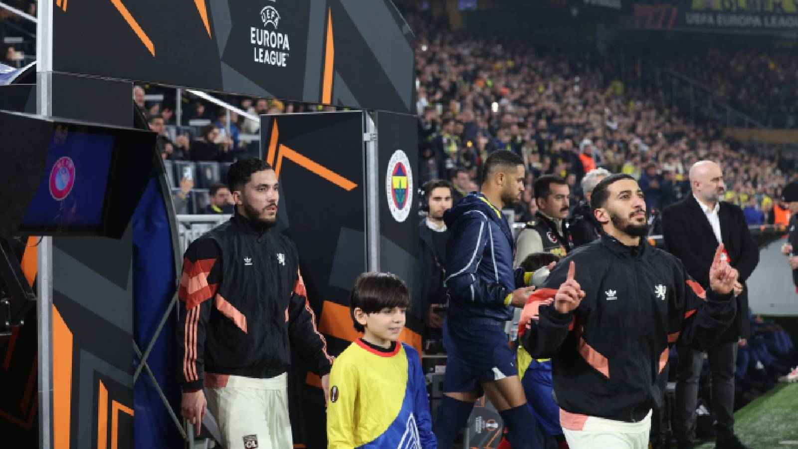 الجزائري بن رحمة يواجه عقوبة السجن بسبب "كلب"