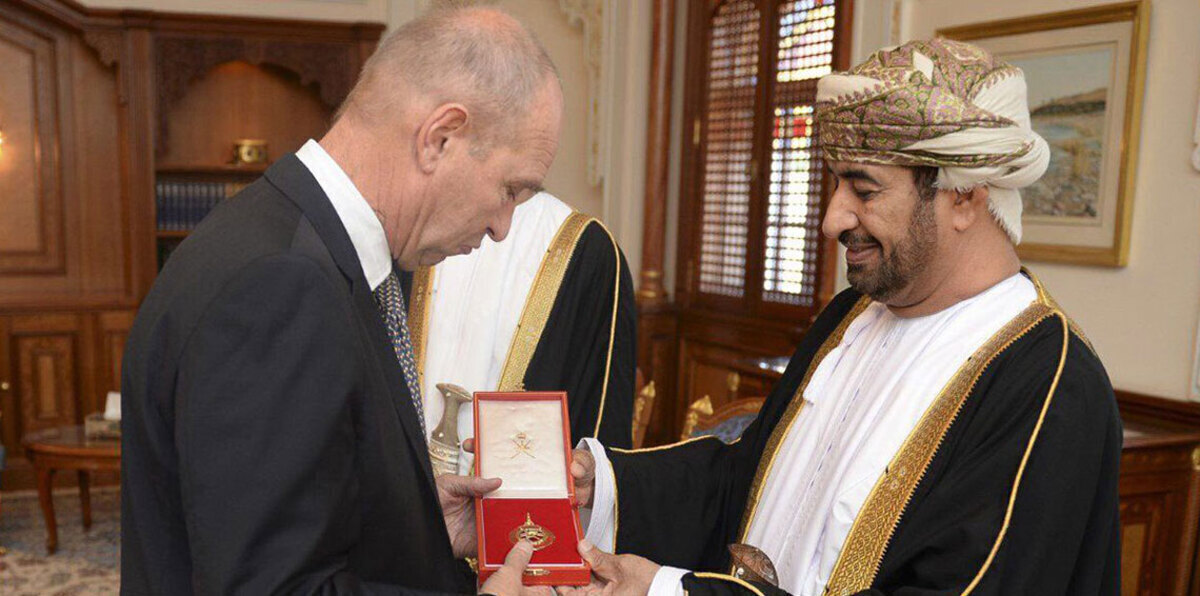 مدرب المنتخب العماني يحصل على وسام الاستحقاق من السلطان قابوس