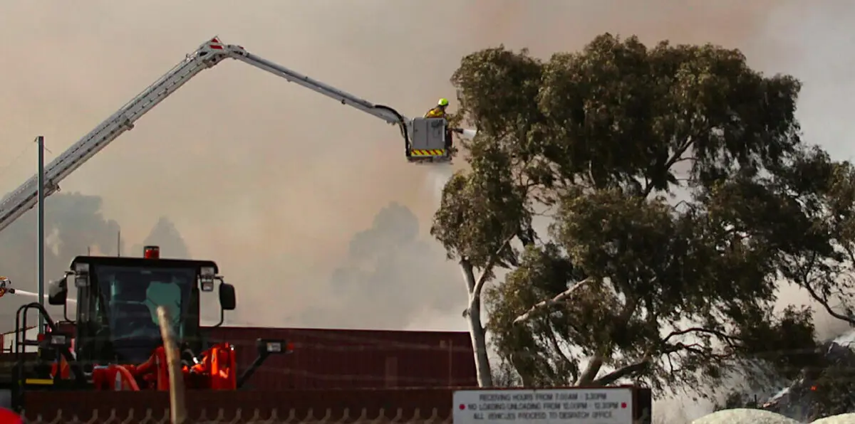 إخلاء منازل جراء اندلاع حريق ضخم بمصنع في أستراليا