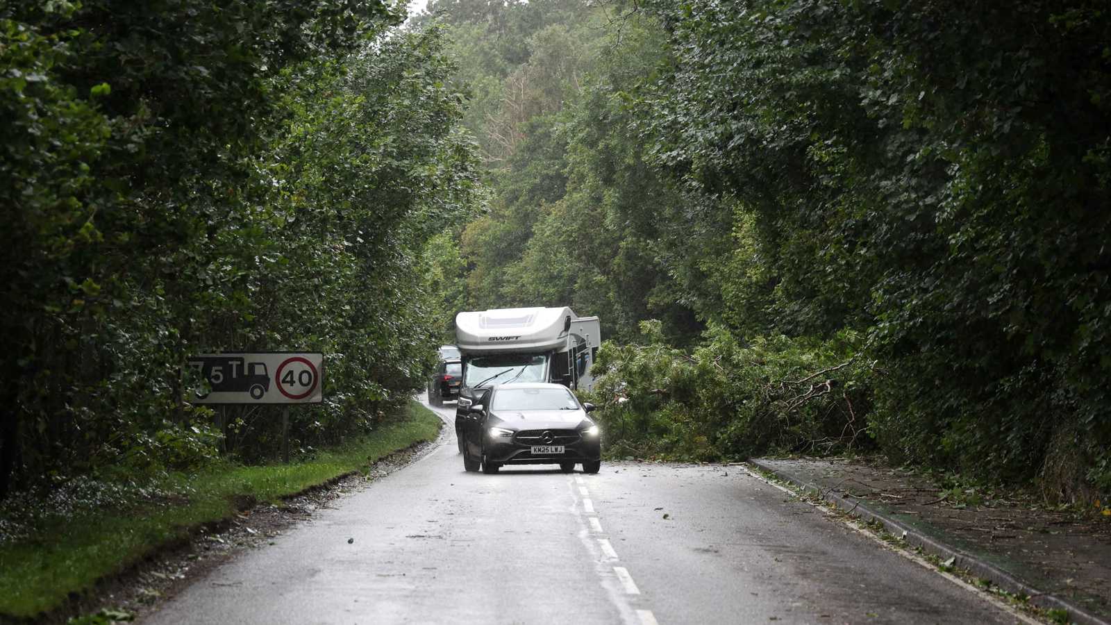 أغلقت طرقات وعطّلت قطارات.. اضطرابات في اسكتلندا بسبب العاصفة فلوريس