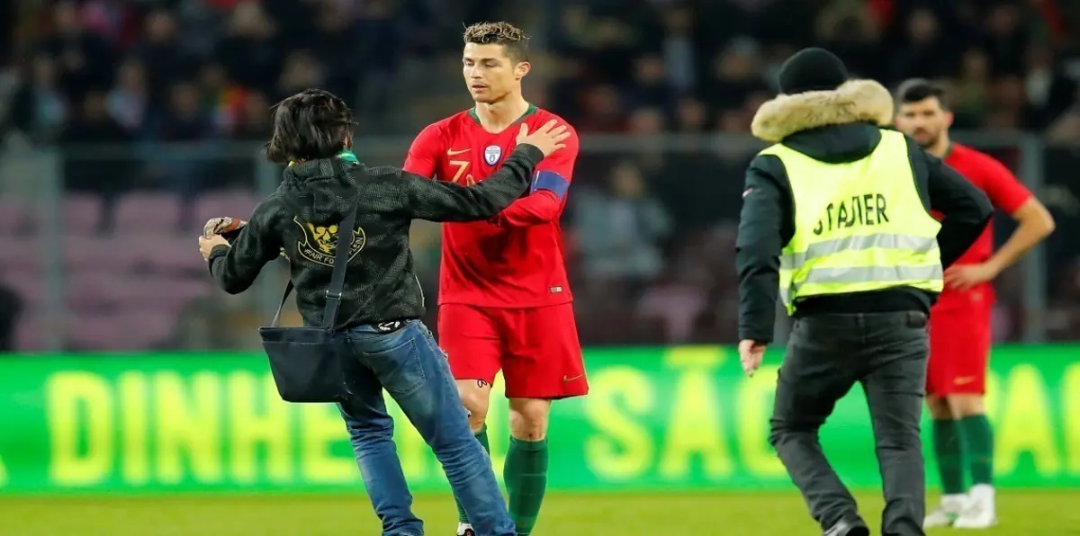 لمصافحة كريستيانو رونالدو.. مشجعون يقتحمون ملعب مباراة البرتغال وهولندا (صور)