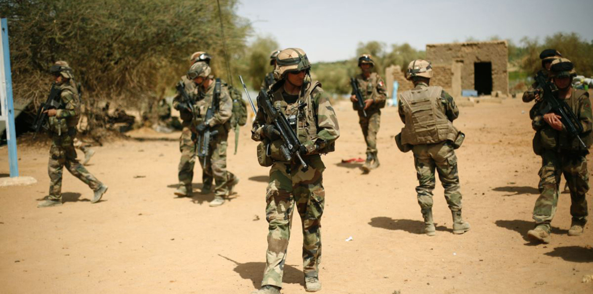 3 إصابات بانفجار قنبلة استهدفت جنودًا فرنسيين خلال زيارة ماكرون لبوركينا فاسو