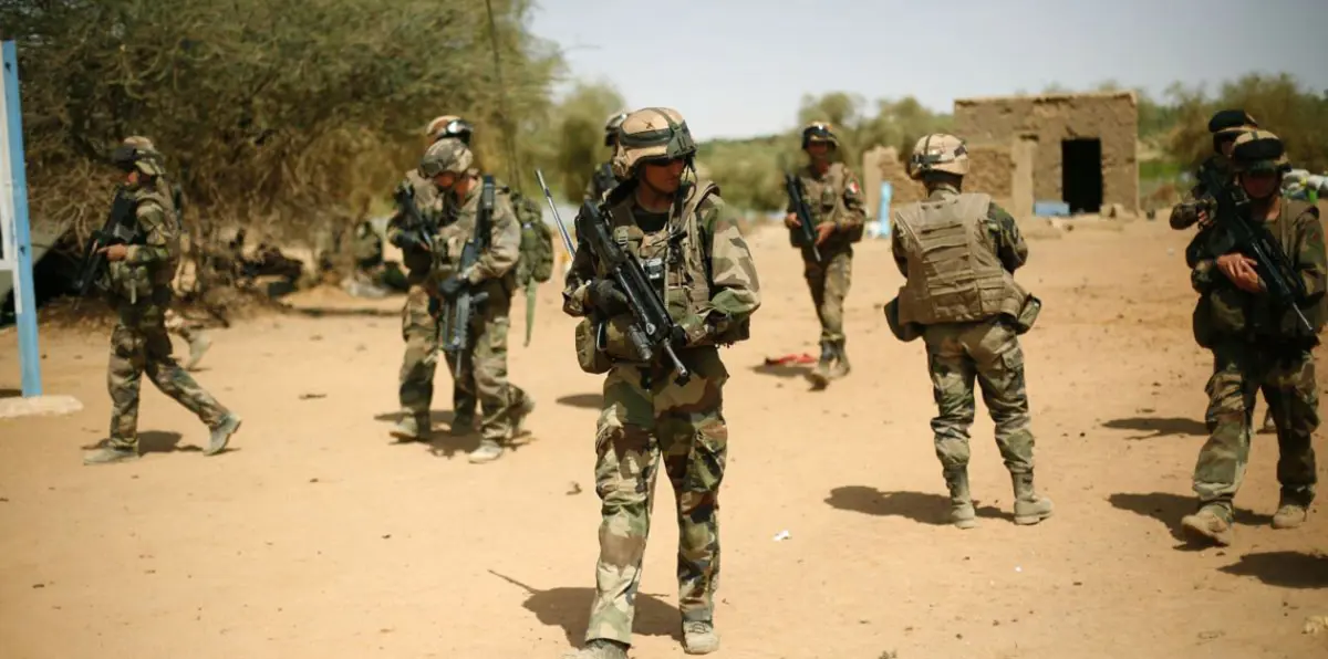 3 إصابات بانفجار قنبلة استهدفت جنودًا فرنسيين خلال زيارة ماكرون لبوركينا فاسو