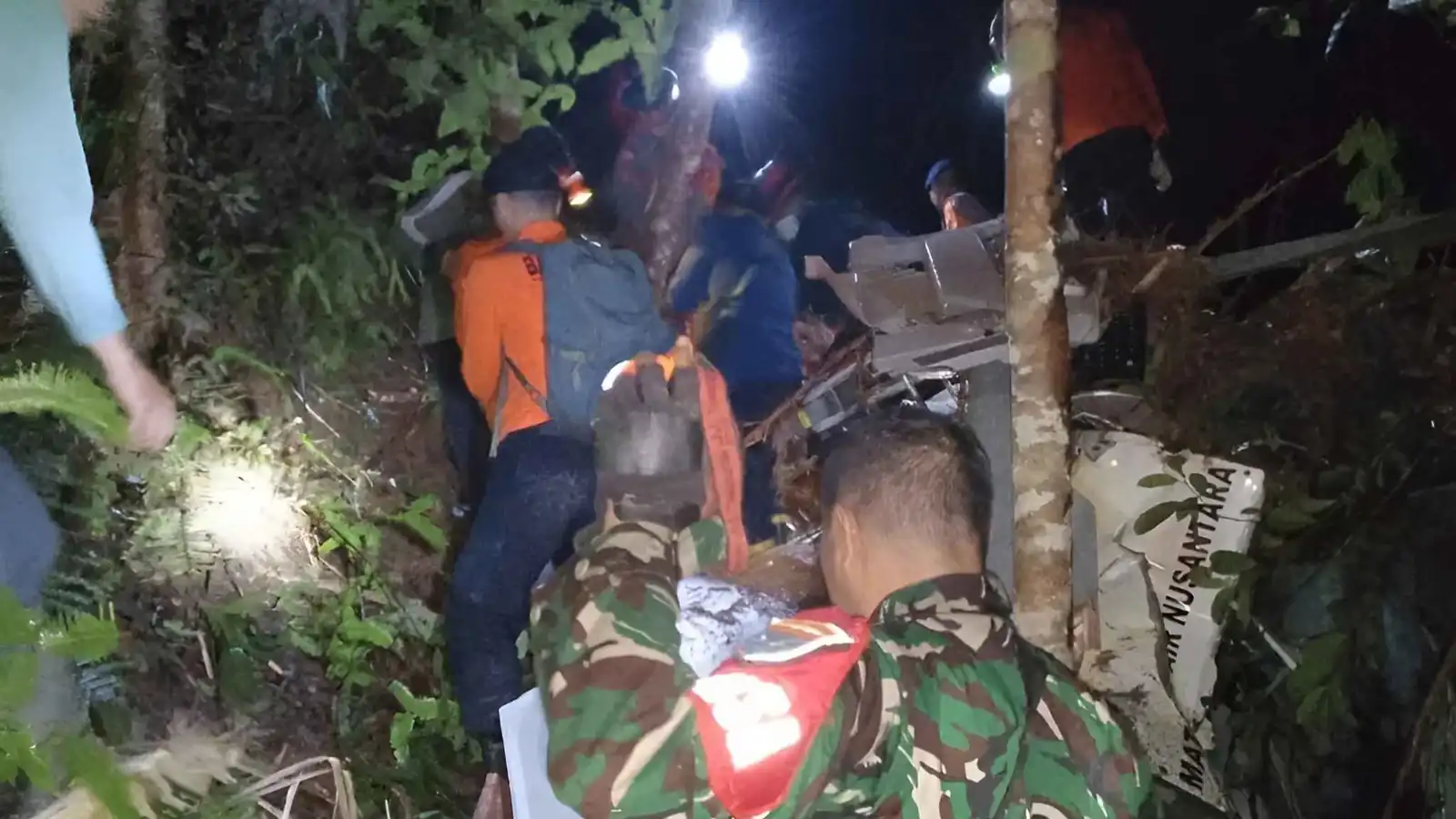 مقتل 8 أشخاص في تحطم مروحية بإندونيسيا