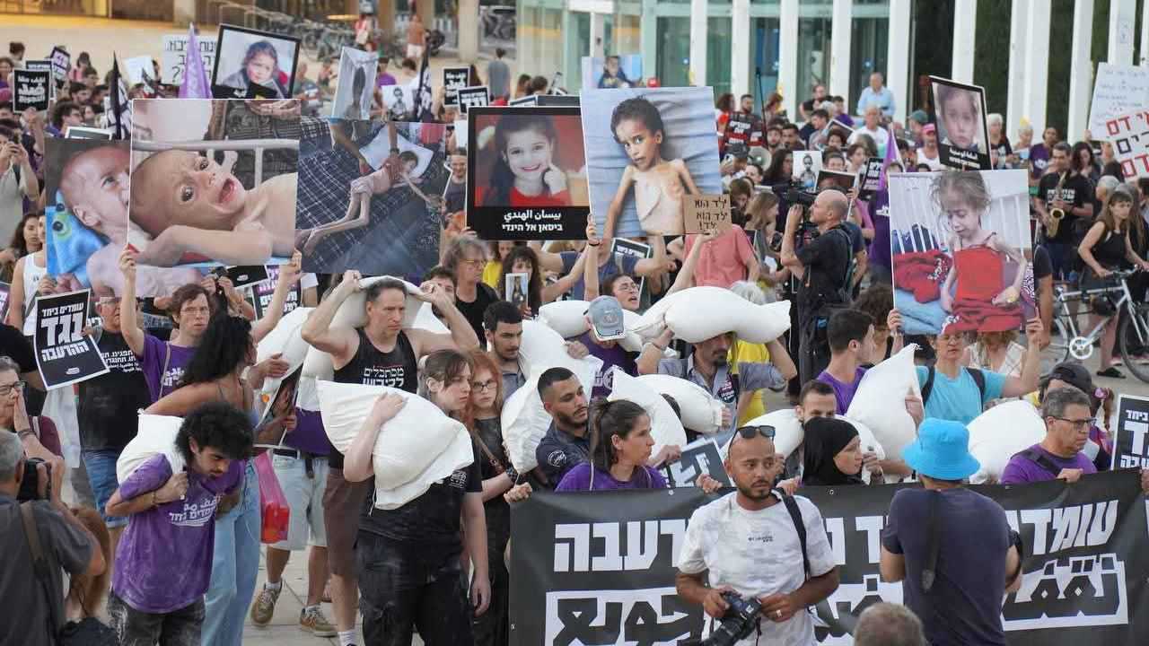 مسيرة الطحين.. تظاهرة في إسرائيل ضد تجويع غزة (فيديو وصور)