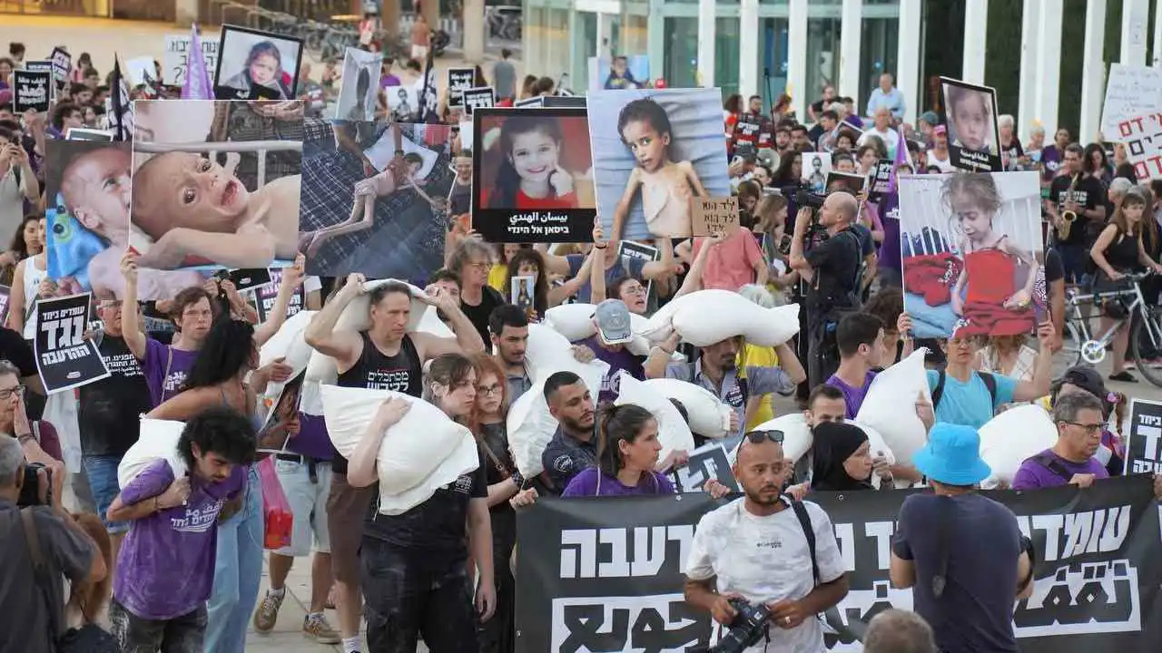 مسيرة الطحين.. تظاهرة في إسرائيل ضد تجويع غزة (فيديو وصور)