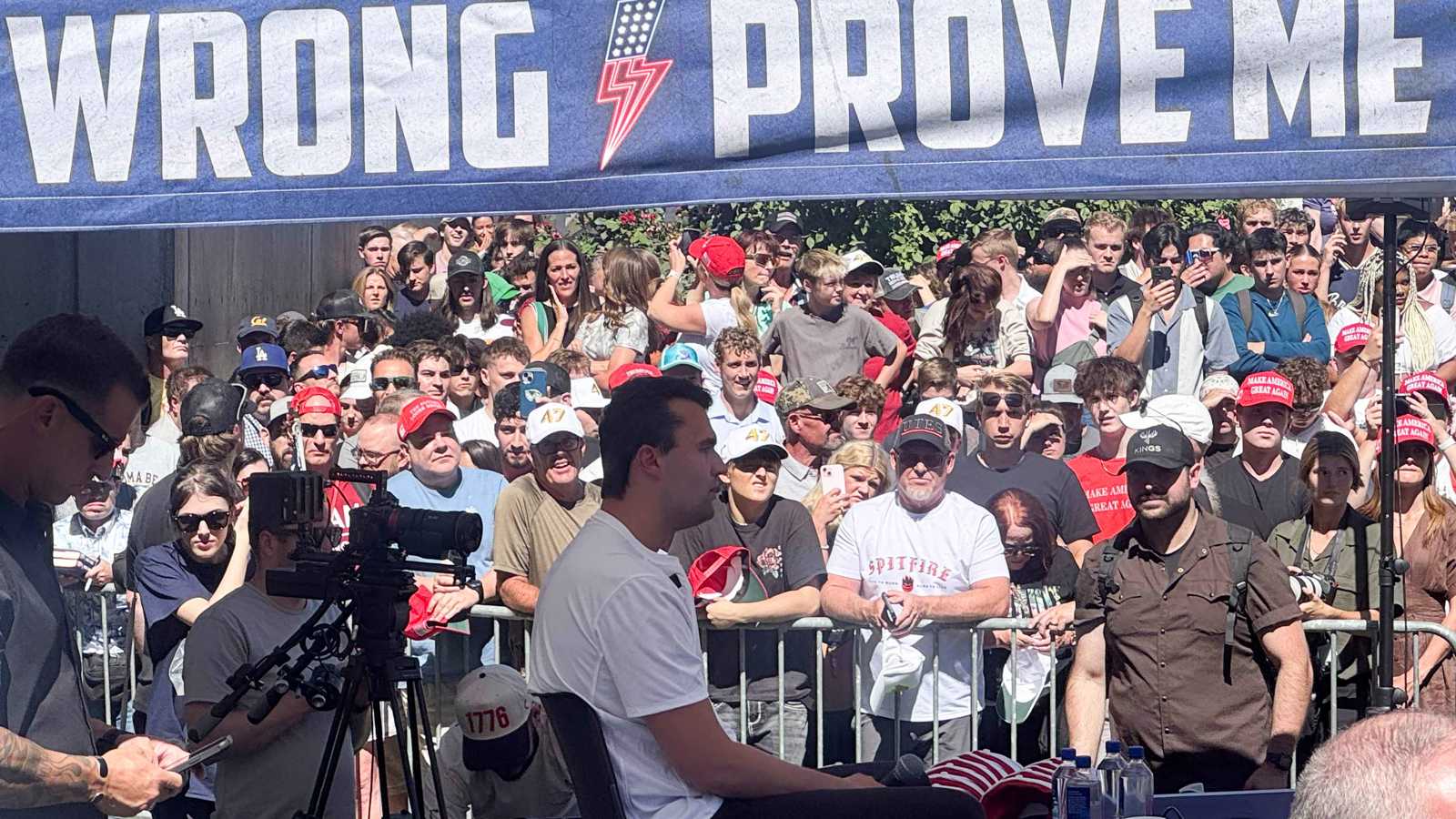 من على مسرح الجريمة.. فيديو يوثق حادثة غريبة لحظة اغتيال تشارلي كيرك