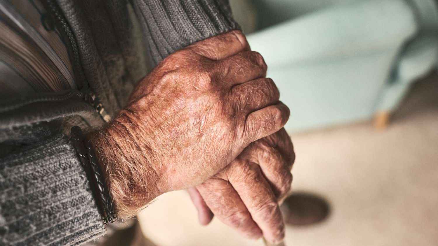 جفاف الجلد لدى كبار السن.. نصائح فعّالة للعناية والحماية