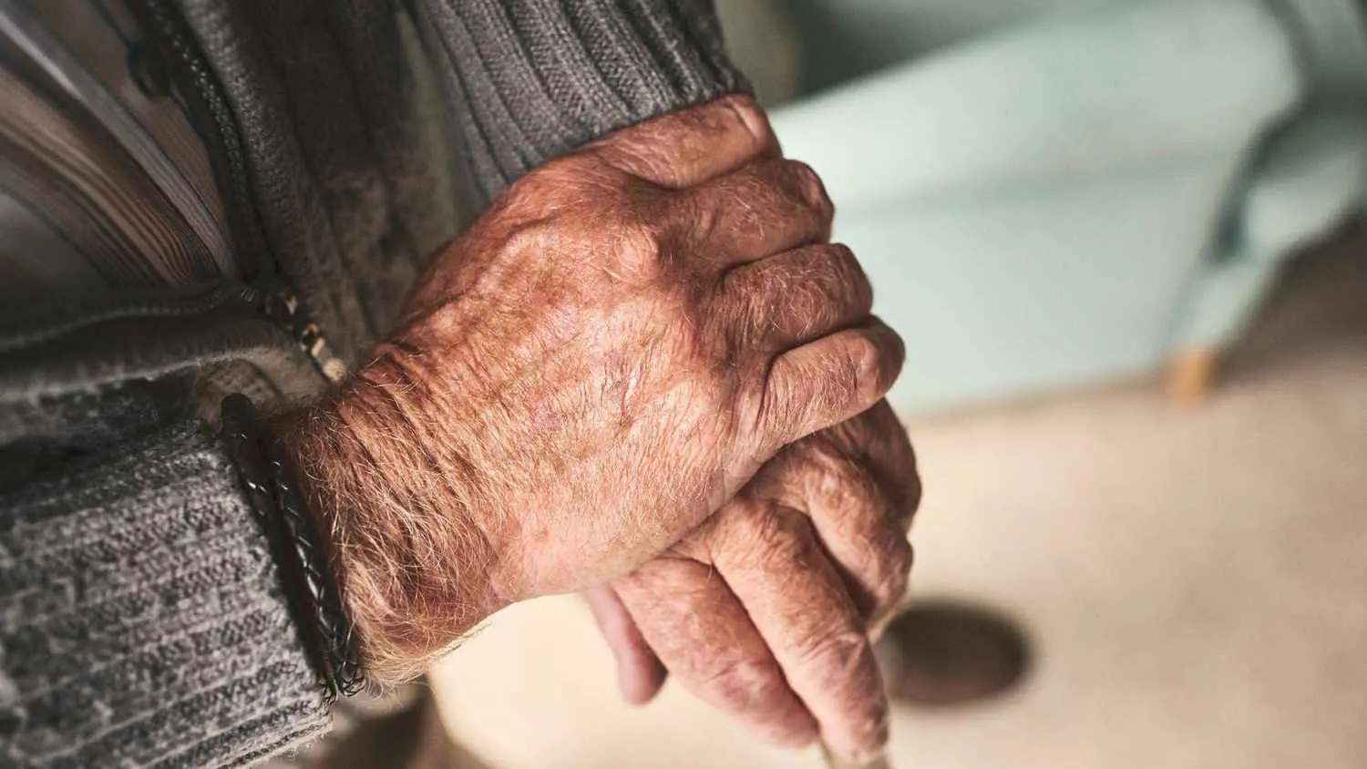 جفاف الجلد لدى كبار السن.. نصائح فعّالة للعناية والحماية