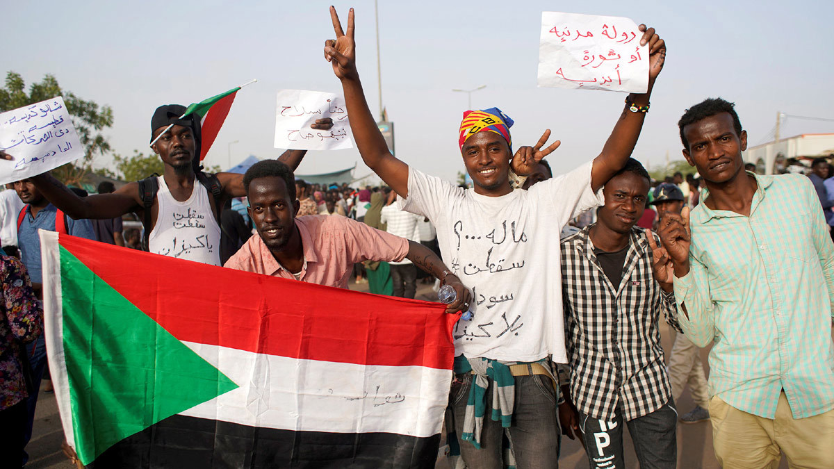 فرنسا تطالب بتجنب العنف في السودان.. وتونس تدعو إلى "انتقال سلمي للحكم"