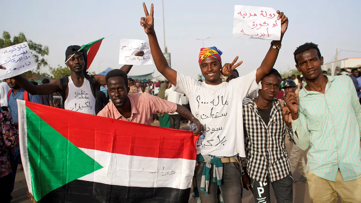 فرنسا تطالب بتجنب العنف في السودان.. وتونس تدعو إلى "انتقال سلمي للحكم"