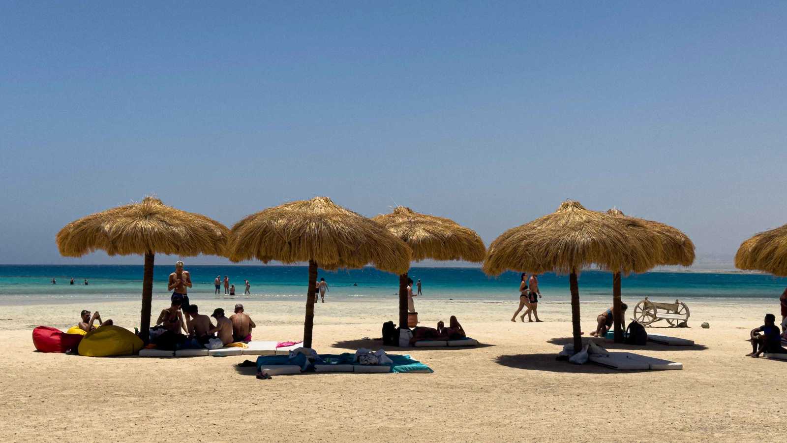 مخاوف بيئية تحيط بمحمية شاطئ حنكوراب الفيروزي بمصر