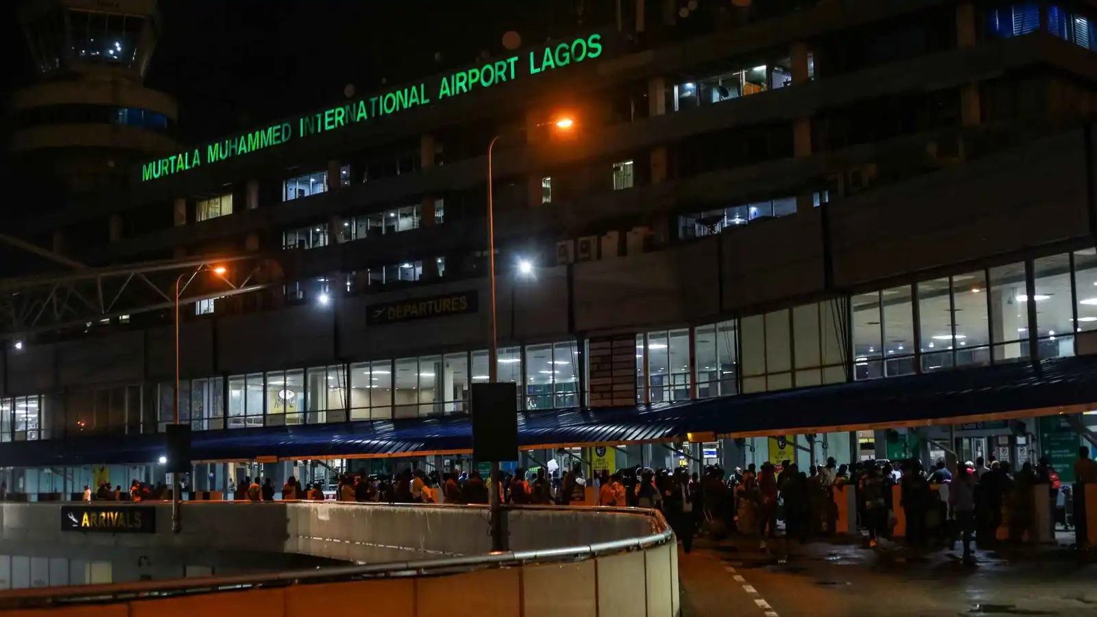 حريق بمطار لاغوس الدولي في نيجيريا يخلف ضحايا (فيديو)