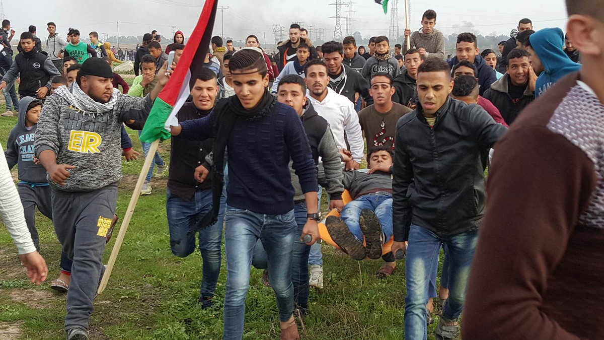 إصابة 37 فلسطينيًا برصاص الجيش الإسرائيلي عند حدود قطاع غزة