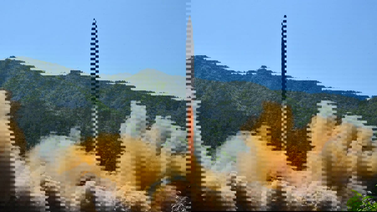 كوريا الشمالية تنذر برد قوي على العقوبات الأمريكية بتجربة صاروخية جديدة